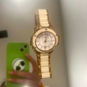 Watch Michael Kors. I’m a 7 3/4. Doesn’t fit me. :/